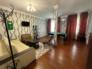 Гостиница Центральная Нижняя Тура Двухкомнатные апартаменты с бильярдом (2-ой корпус)-1