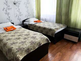 Гостиница Центральная Нижняя Тура Номер стандарт с 2 односпальными кроватями и диваном-1