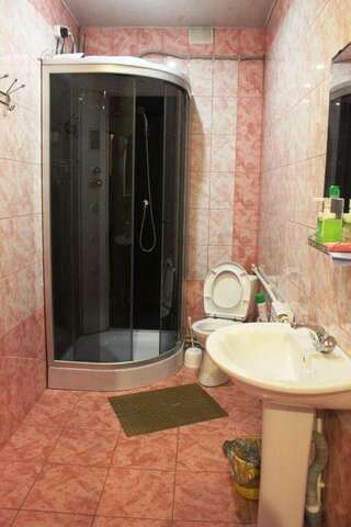 Гостиница Центральная Нижняя Тура 2-комнатный номер люкс с 1 двуспальной кроватью-2