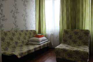 Гостиница Центральная Нижняя Тура Номер стандарт с 2 односпальными кроватями и диваном-3